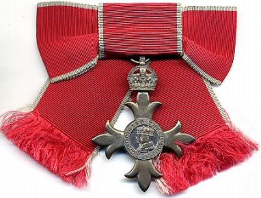 JXS Le Plus Excellent Ordre de la réplique d'empire Britannique; Bretagne Médaille  Médaille (MBE) Matériel Alliage, Collection de Badge Militaire : :  Cuisine et Maison